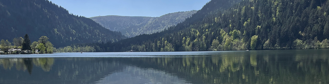Lac de montagne avec des montagnes en arrière-plan